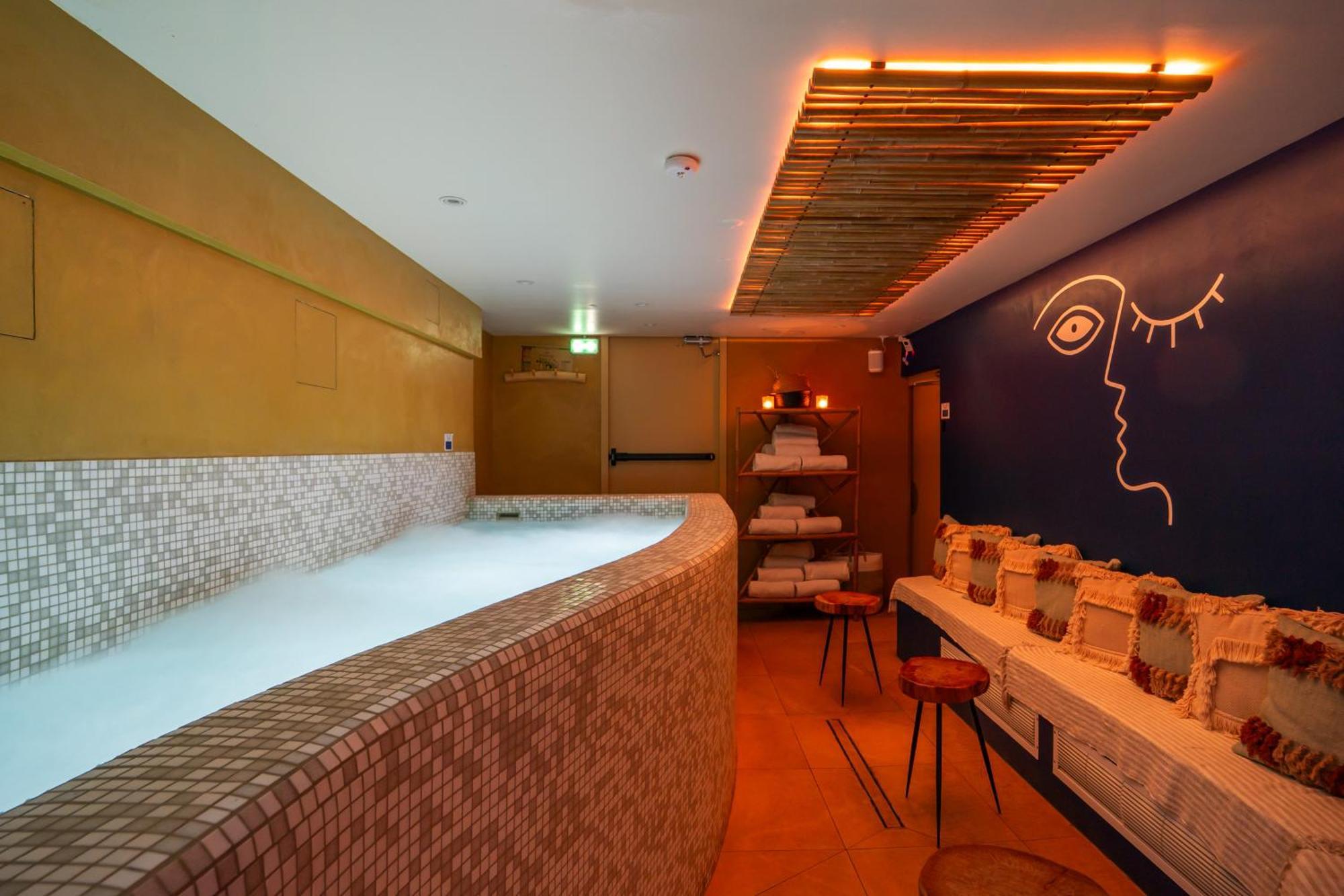 La Finca Hotel & Spa Paris Bagian luar foto